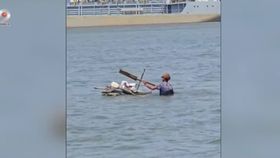 VIDEO Un bărbat din Galați a plecat cu pluta să caute sticlele pierdute în apă. Acesta voia să facă un ban în plus